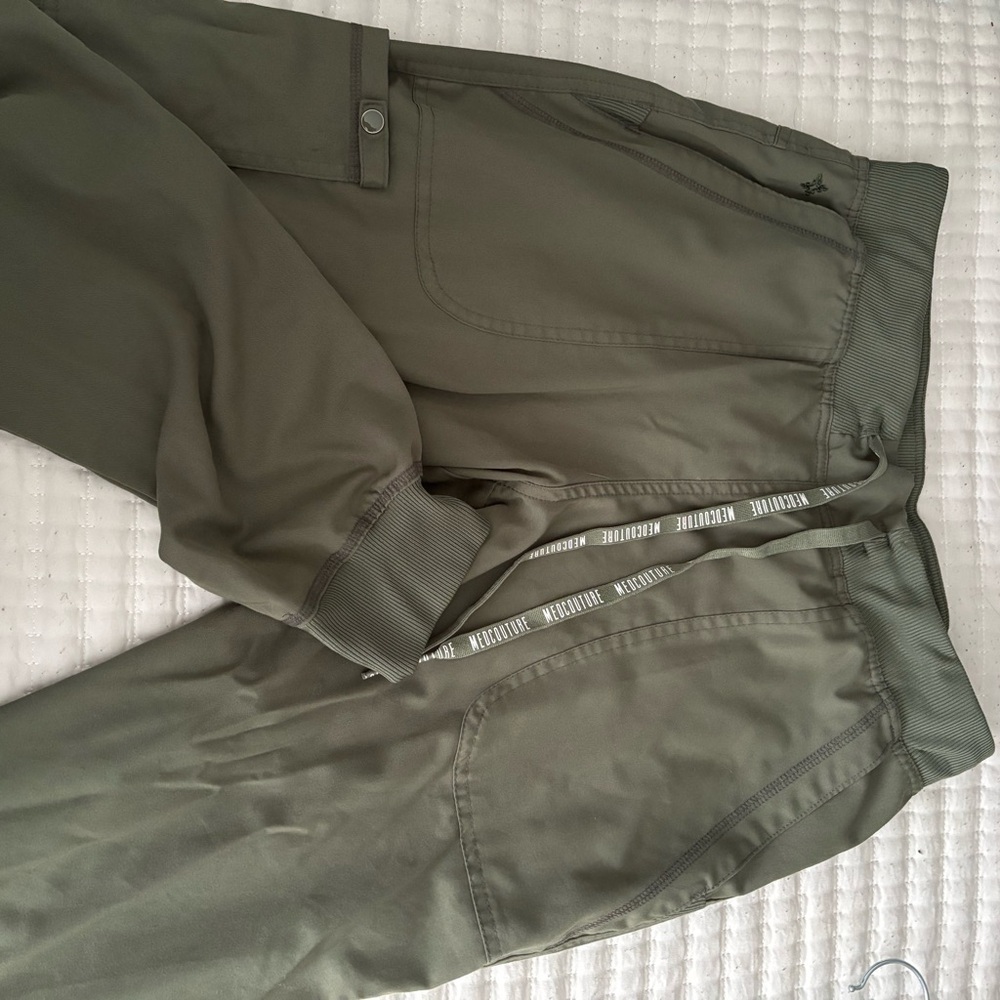 Medcouture Women’s Green Jogger Scrub Pants size Medium